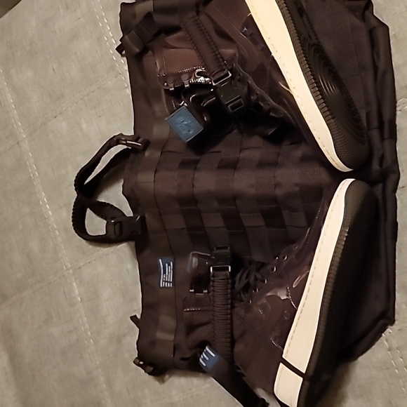 Nike shoes with matching Nike bag - Picture 5 of 8